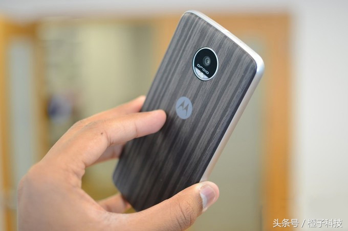 2099的Moto Z Play模块化手机，买得到才是真的好