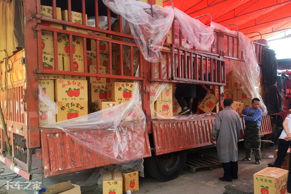 押車賣貨隨處可見 實(shí)地探訪成都水果市場(chǎng)早市