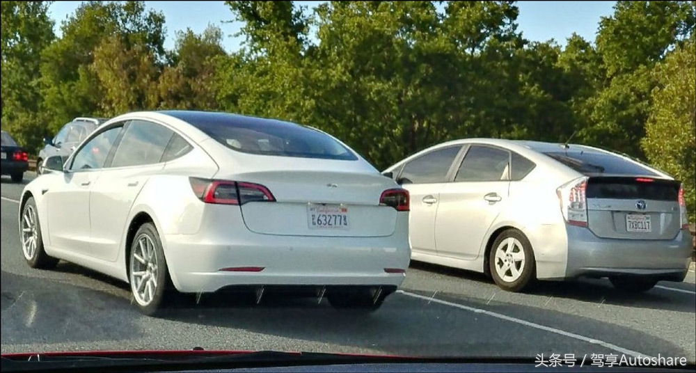 特斯拉Model 3白色版首曝光，没上车牌就迫不及待上高速路