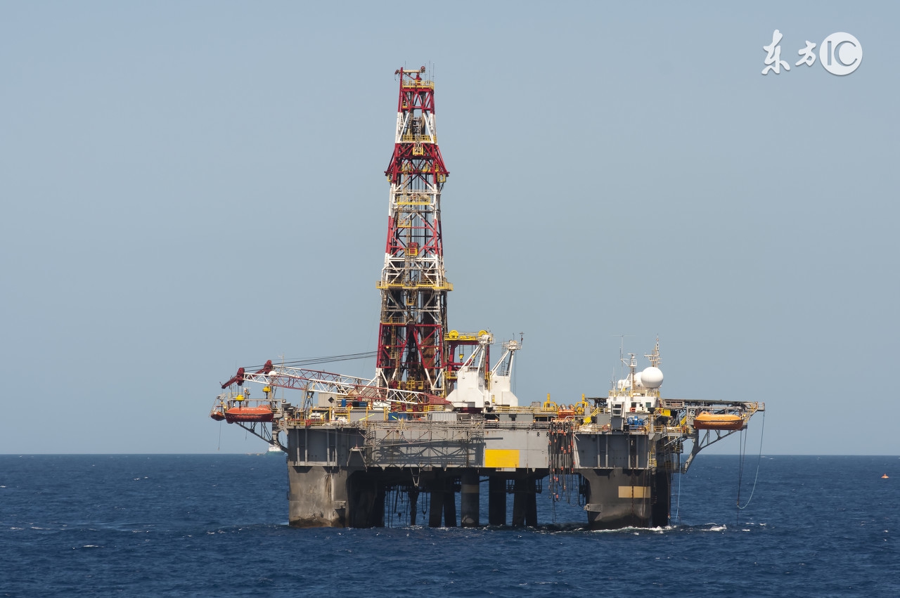 海上在一刻不停的向大海的最深处钻取着石油我们国家的海岸线辽阔无边