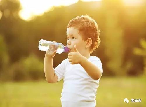 别再给孩子喝这种水了，严重影响孩子身体发育！父母千万别大意