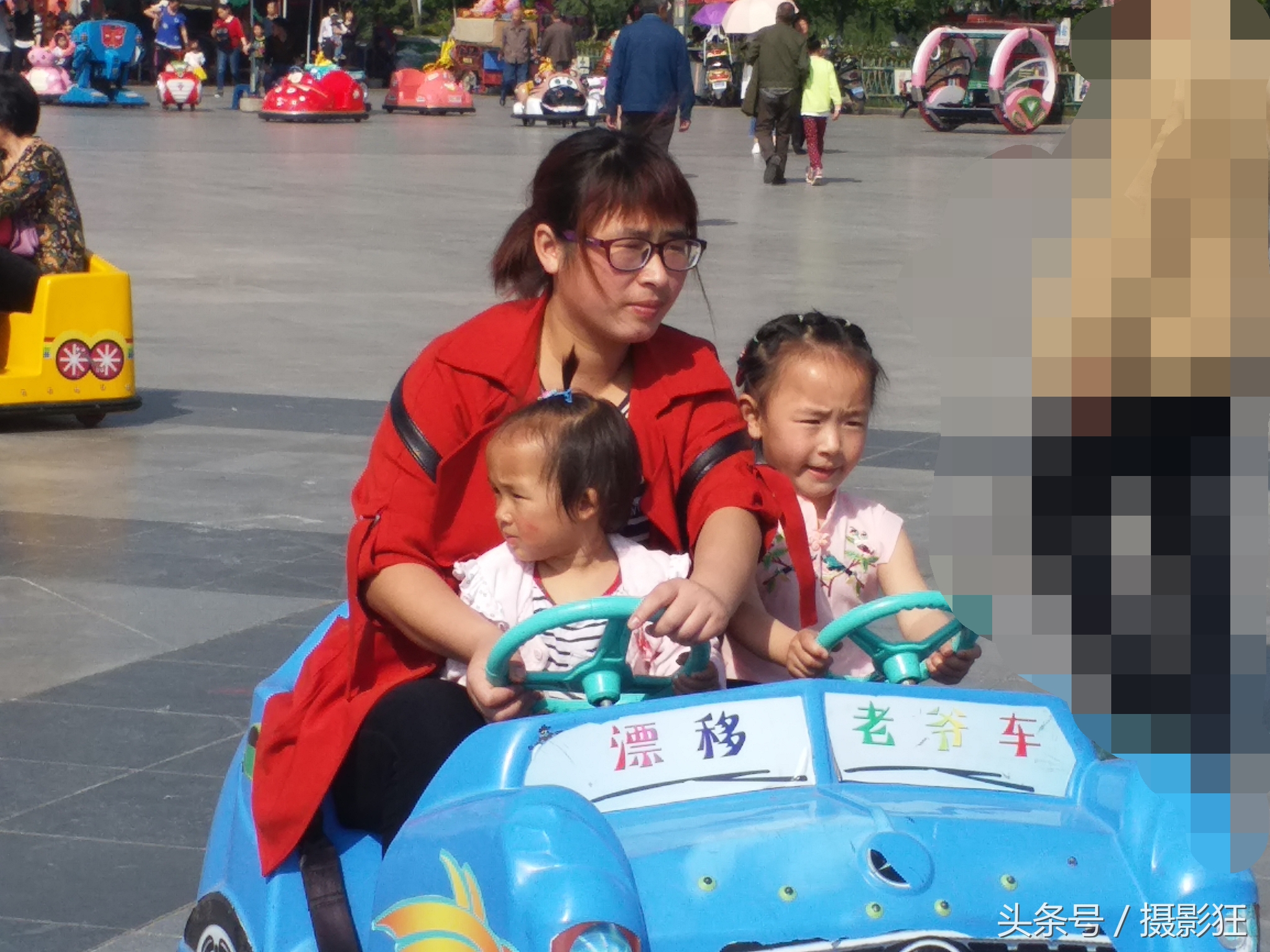 巧合：三位双胞胎妈妈带着儿女同坐电玩车