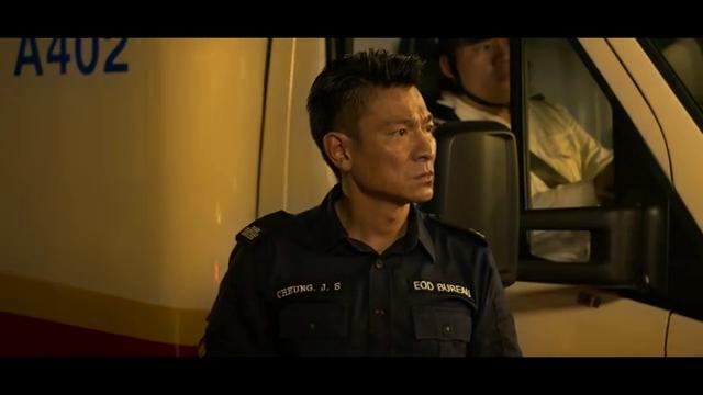 《拆弹专家》55岁刘德华再演孤胆英雄，上映破两亿港片逆袭！