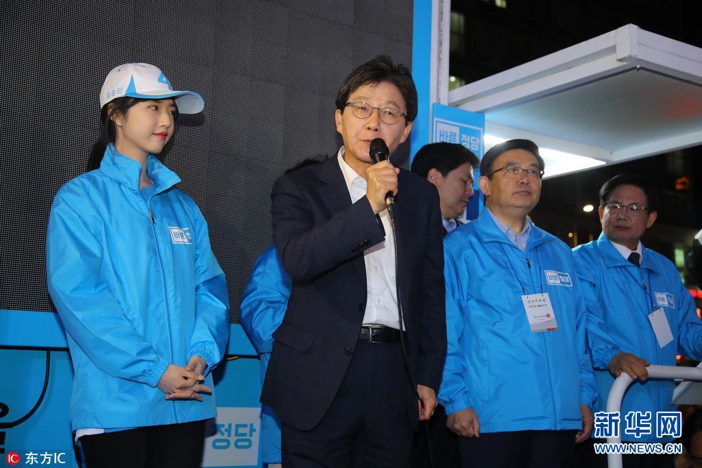 韩国总统候选人竞选活动 甜美系女儿助阵引追捧