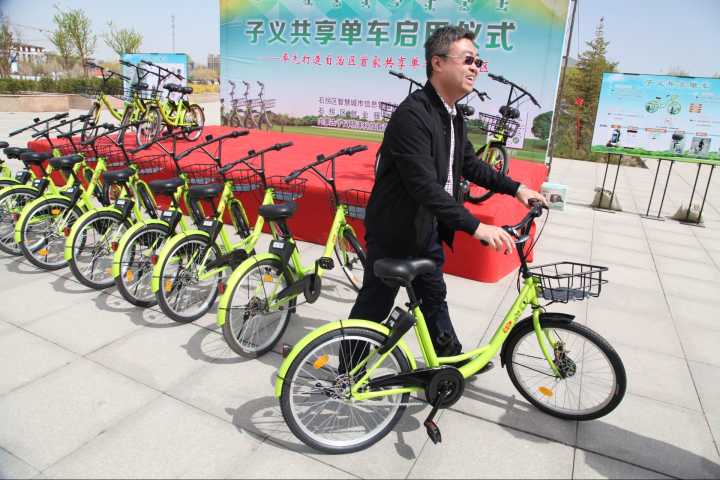 内蒙古自治区首家无桩共享单车在石拐区启用