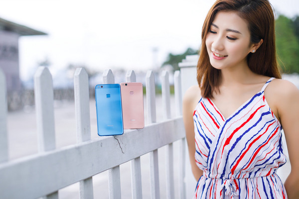 春天的气息 HUAWEI nova 青春版两色美女图赏