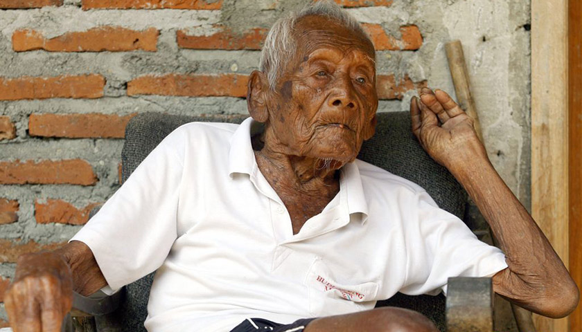 【天下奇闻】印尼“146岁”老翁去世 熬走四任妻子
