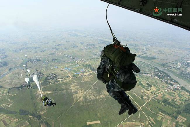 运输航空兵组织跳伞训练