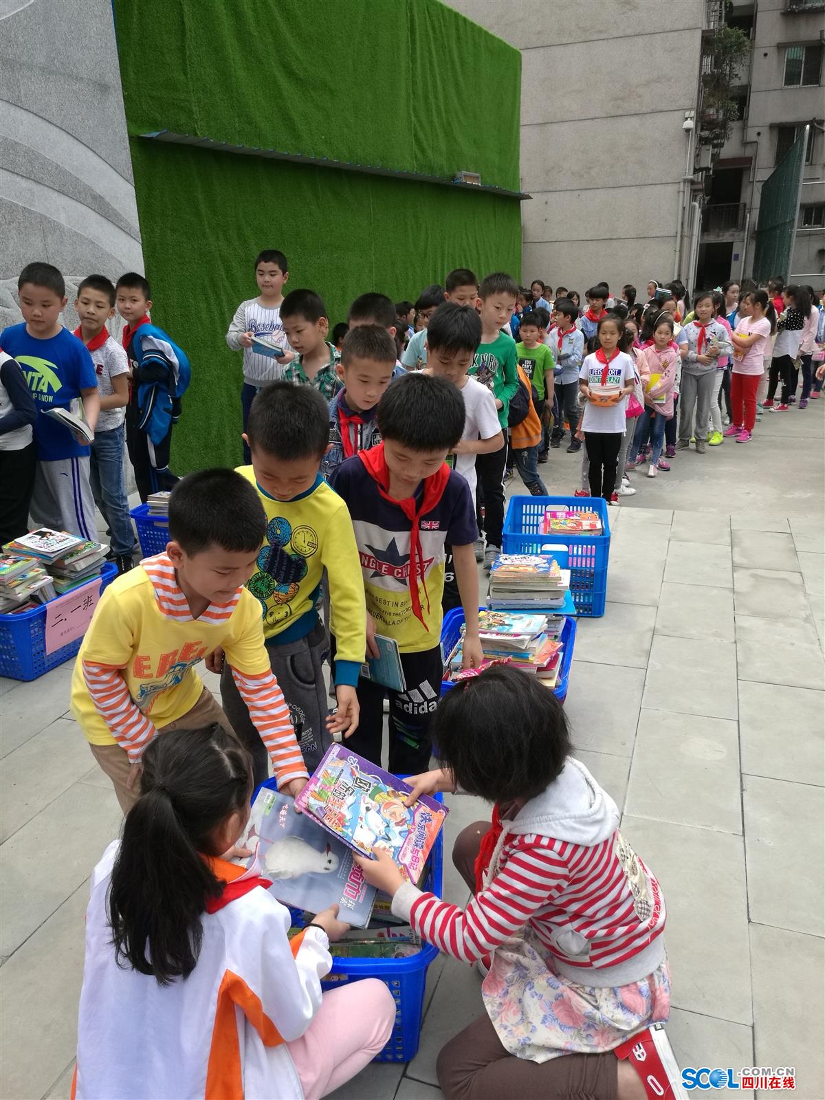 德阳市西街教育联盟捐书行动助困凉山越西接对孩子