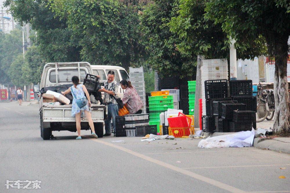 押车卖货随处可见 实地探访成都水果市场早市