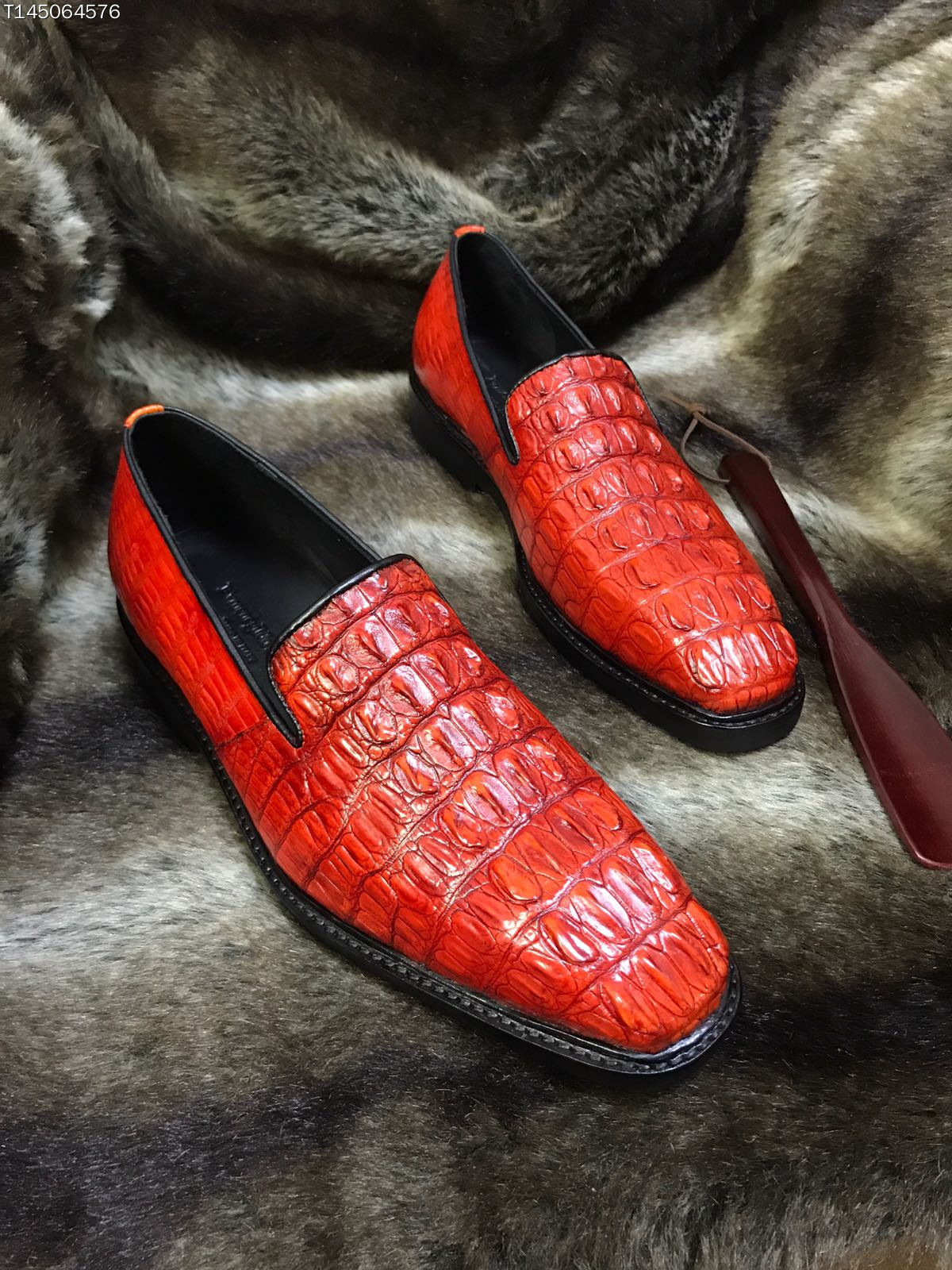 走路带风的鳄鱼皮皮鞋