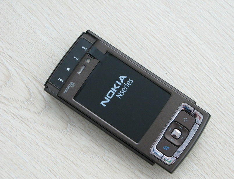 这手机是一代机王另外也是Nokia的大转折，市场价近万现如今仅150