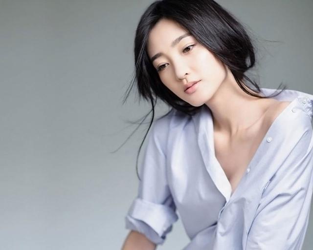 王丽坤整容(“素颜女神”王丽坤被爆整容,网友却为她喊冤,美人有心不在计啊)