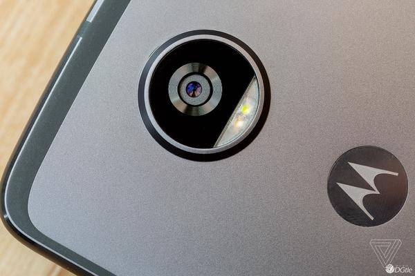 Moto Z2 Play 宣布公布：外殼薄了一毫米，續(xù)航力縮水率六小時(shí)
