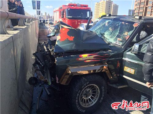越野车撞上大桥 司机被铁护栏贯穿身体当场身亡