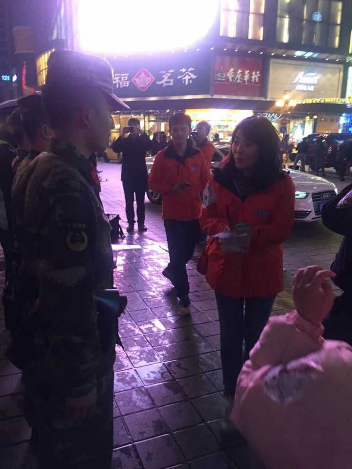 元宵之夜 重庆市民自发为公安武警环卫工送汤圆