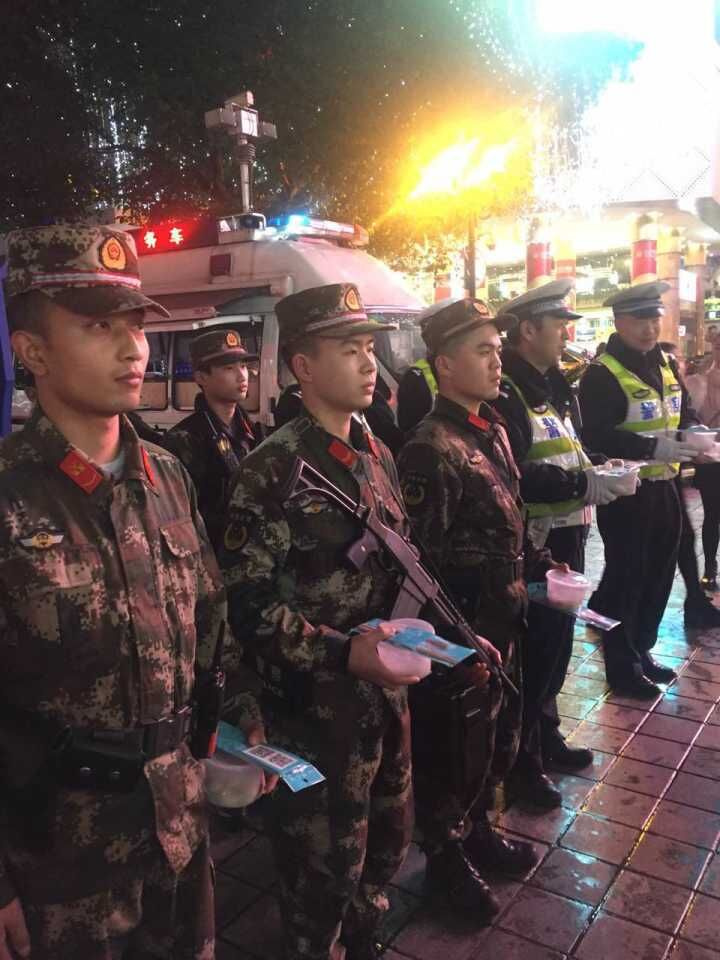 元宵之夜 重庆市民自发为公安武警环卫工送汤圆