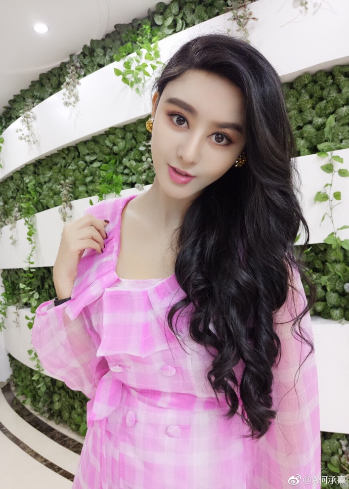 翻版范冰冰何承熹爆照，网友:腰粗的像水桶，别出来吓人好吗?