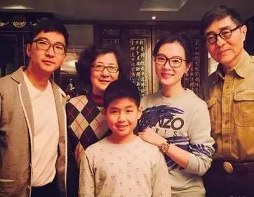 陈数和继子的关系一直很好,不仅曾在微博里晒出带着继子的全家福照片