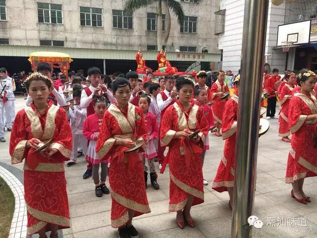 谷饶镇后沟村举行妈祖文化节巡游活动，雅姿娘抬旗 水桌值百万