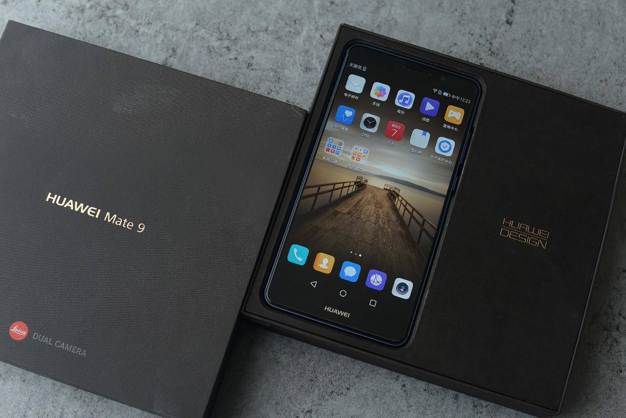 华为公司Mate 9托帕蓝版，真实的颜值爆表旗舰手机！