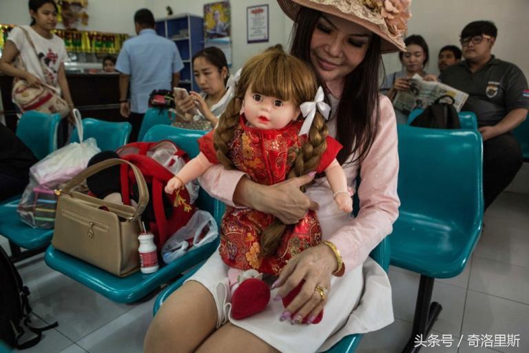 泰国用“饲养”人形娃娃的方式，祈求带来好运，把娃娃当作女儿