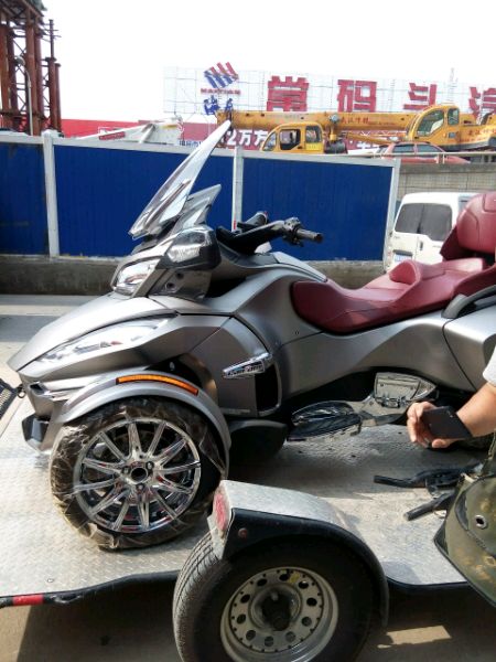 路遇30万庞巴迪倒三轮摩托车，回头率爆表，不能上牌