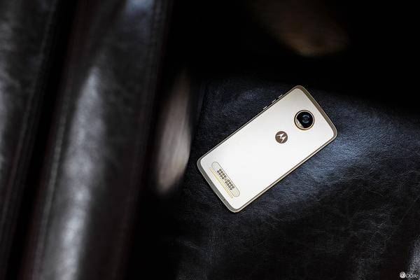 好久没玩过摩托手机了,上手 Moto Z2 Play 感受大不同