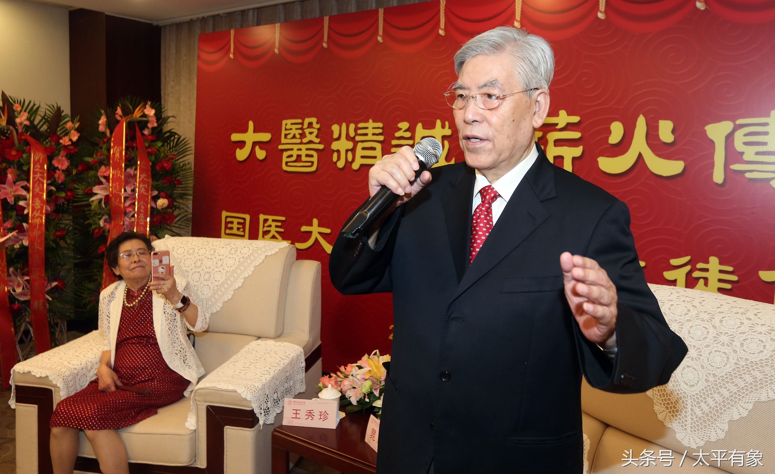 弟子奉茶行禮 年逾八旬老同學(xué)見證 晁恩祥教授喜收愛徒