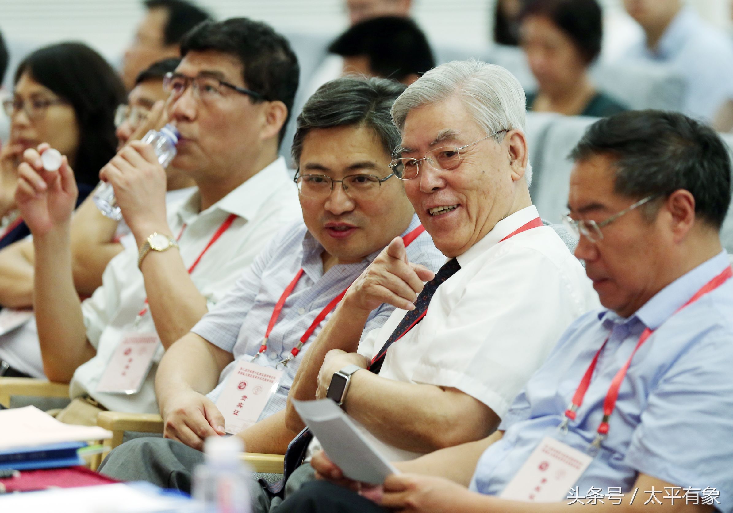弟子奉茶行禮 年逾八旬老同學(xué)見證 晁恩祥教授喜收愛徒