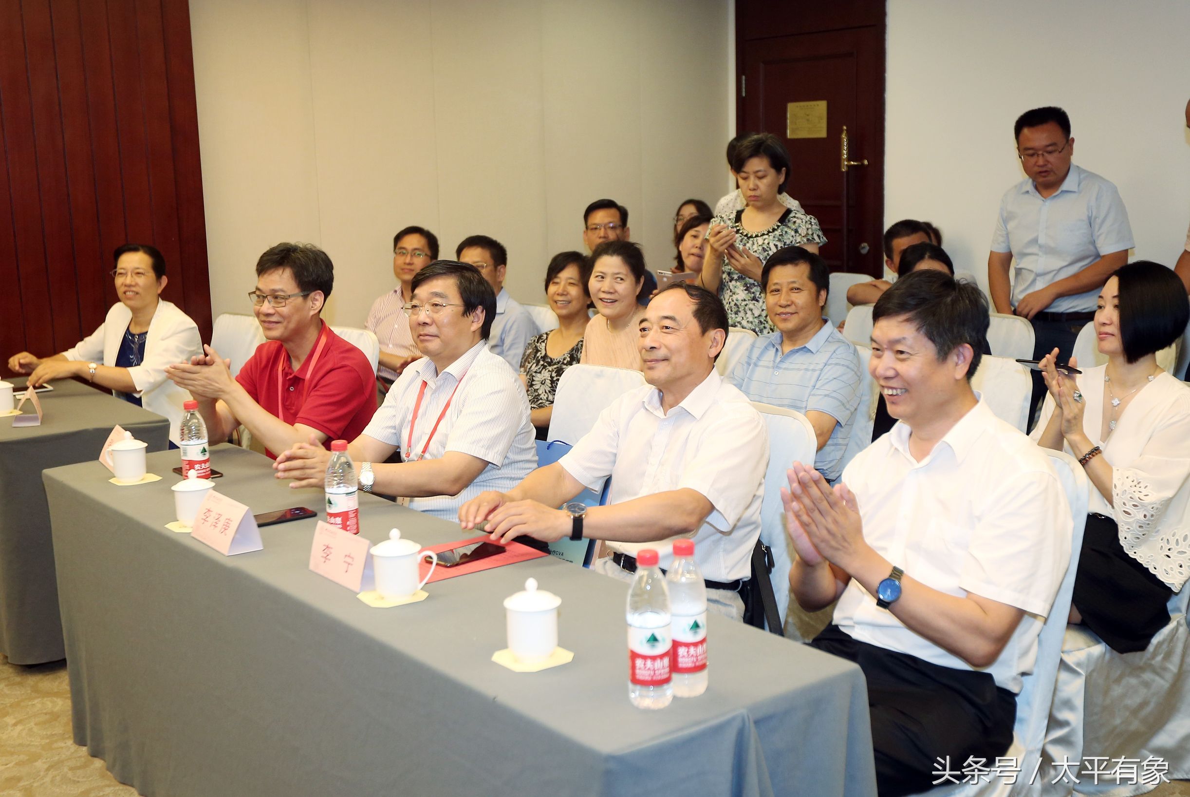 弟子奉茶行禮 年逾八旬老同學(xué)見證 晁恩祥教授喜收愛徒