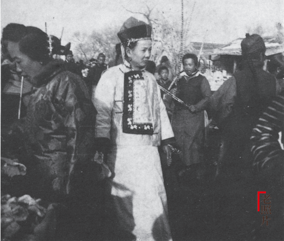 老照片：1909年的北京，逛庙会的格格和日本领事馆前的西洋马车