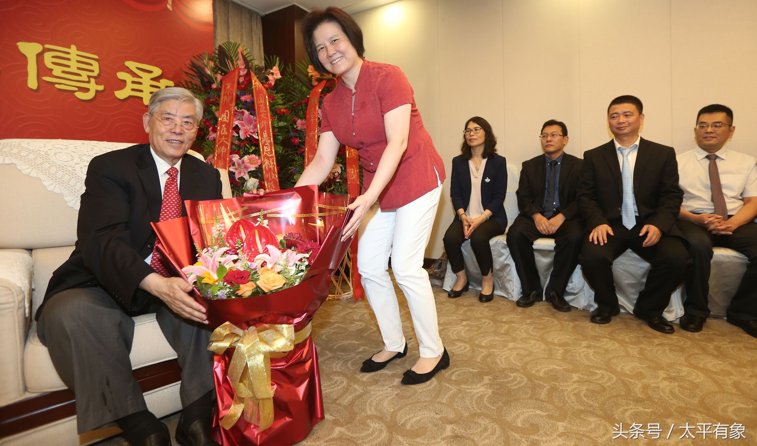 弟子奉茶行禮 年逾八旬老同學(xué)見證 晁恩祥教授喜收愛徒