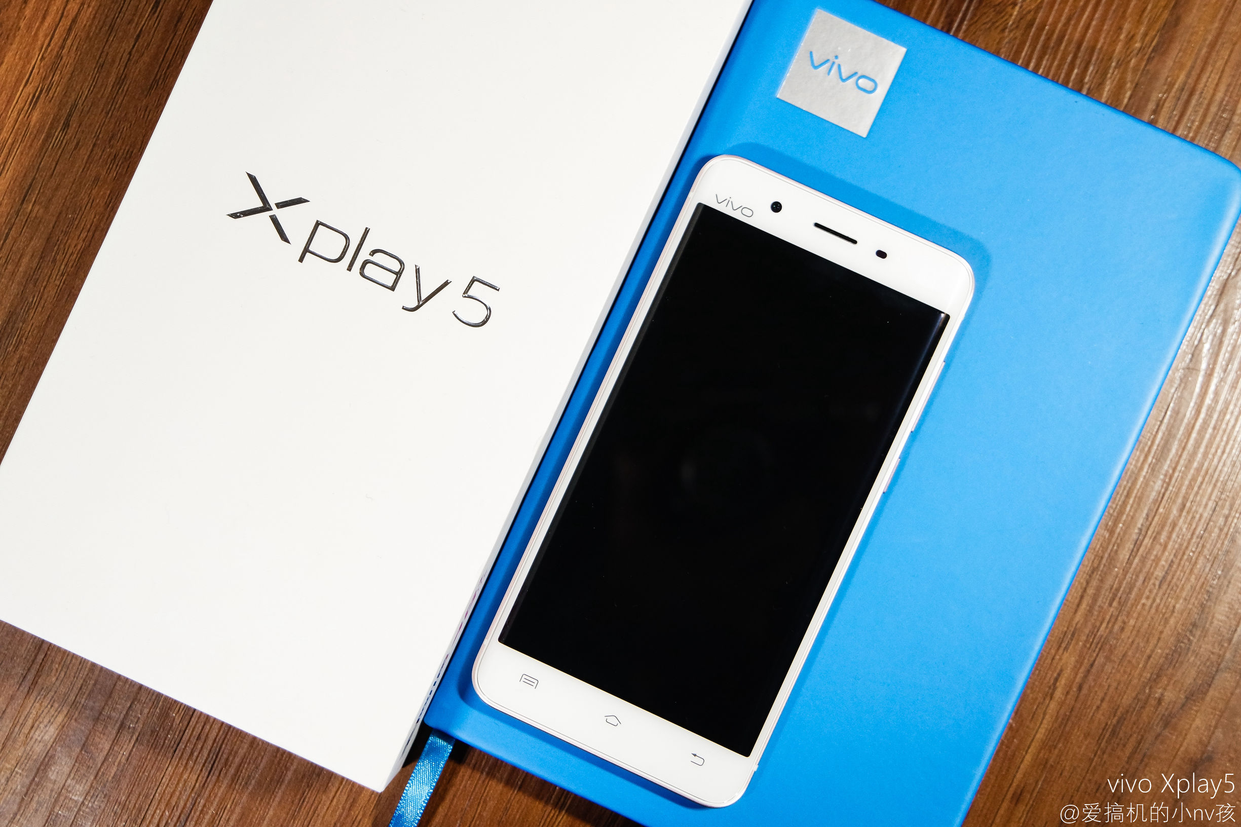 国产首款双曲面屏手机好用吗？ vivo Xplay5新鲜评测