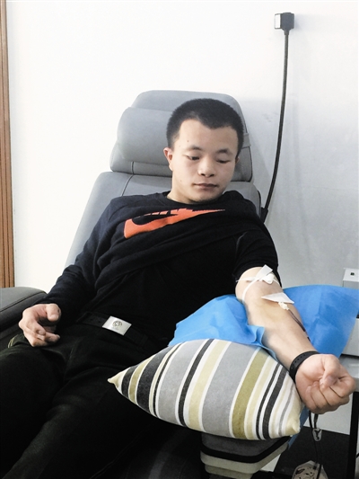 贫血产妇急需“熊猫血” 热心消防员韩东来献血