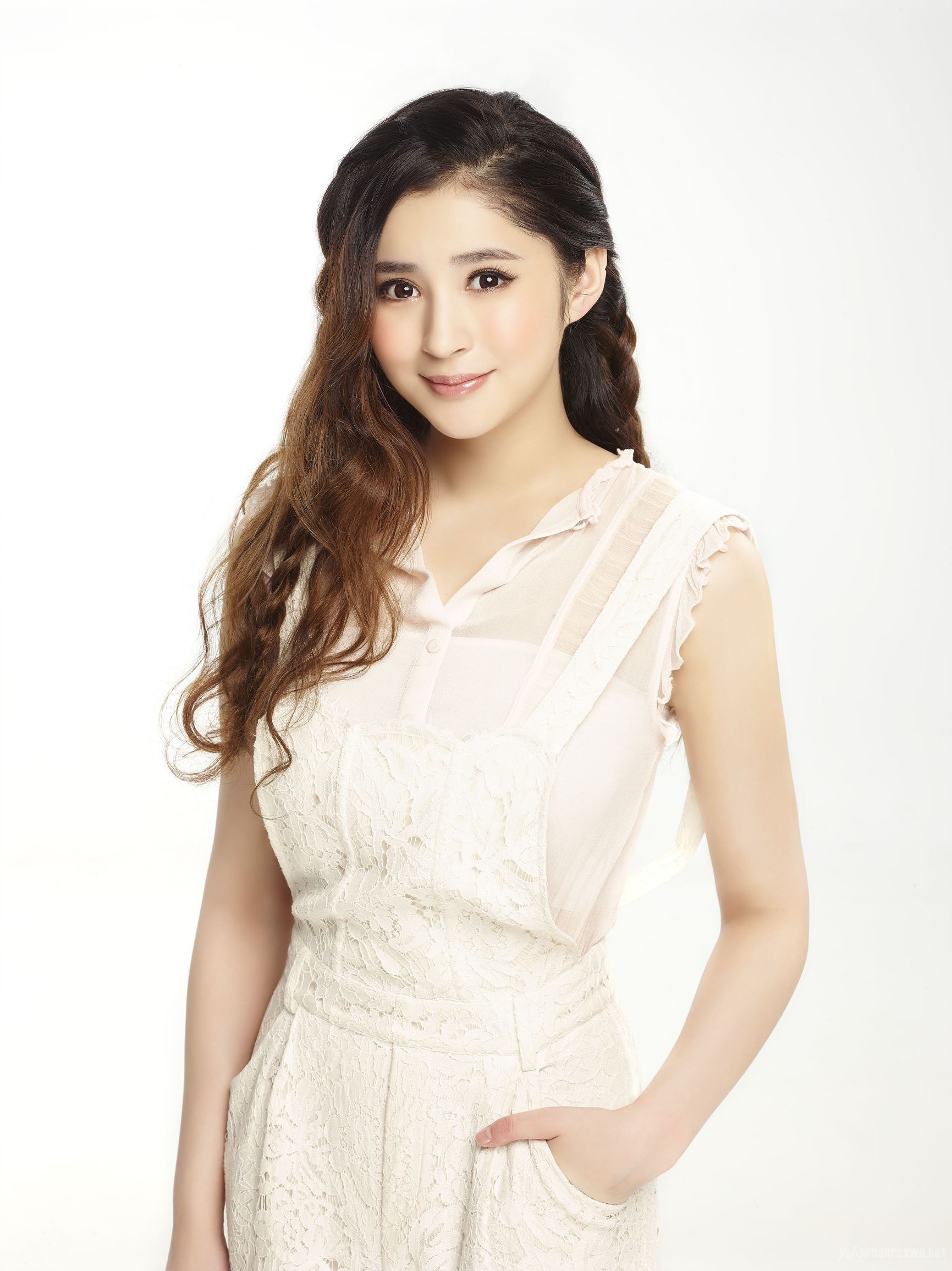 李心艾，1990年出生于陕西西安，中国内地女演员，歌手，曾在周杰伦歌舞电影《天台爱情》中担任女主角