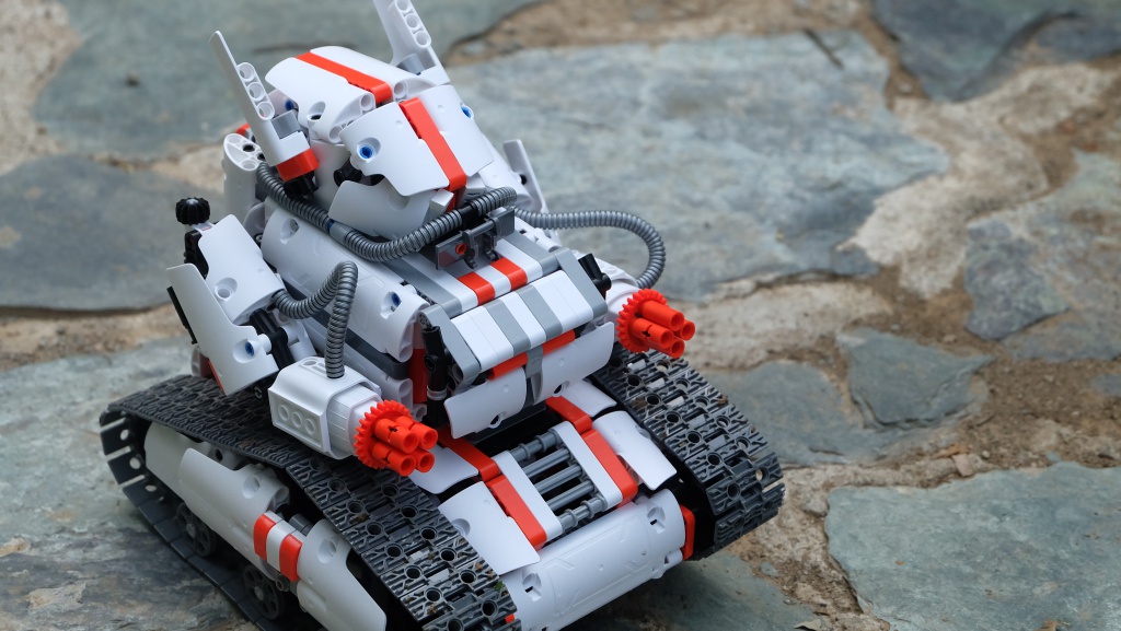 成年人也爱玩的智能玩具：小米米兔积木机器人履带机甲体验