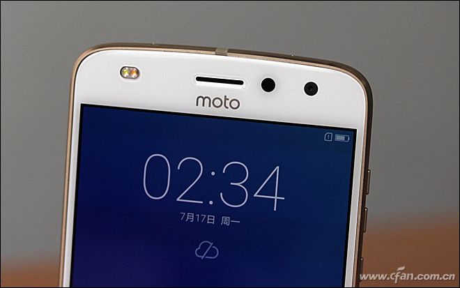 “啪嗒”一声就变身！Moto Z2 Play评测体验