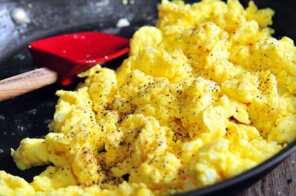 要想煎鸡蛋不粘锅、炒鸡蛋更鲜美，只要加点这个就行啦！