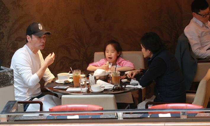 钟镇涛做模范奶爸，带女儿和好友外出就餐，粉丝们都夸非常温馨