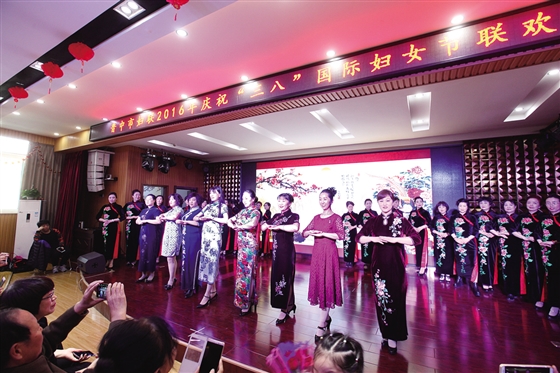 近百名晋中女职工上演一场“中国古典风”旗袍秀