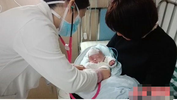 她流产7次在第8次怀孕后奇迹存活，医生们看到婴儿后大吃一惊！