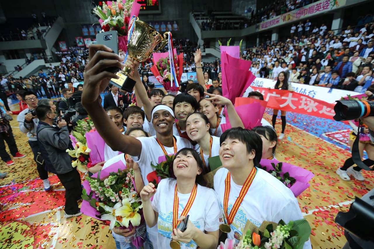 北京女篮大胜新疆夺WCBA总冠军三八节女篮姑娘成女王