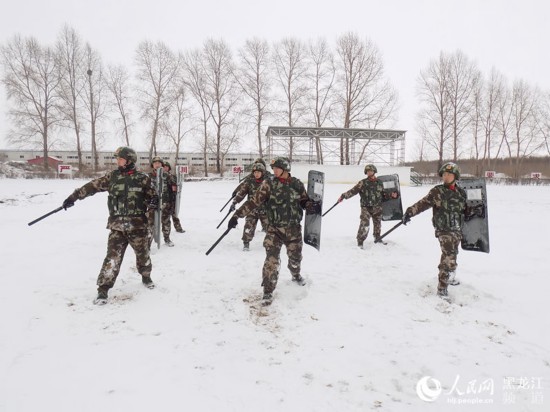 黑龙江绥滨边防机动中队冒雪练兵 锤炼官兵意志