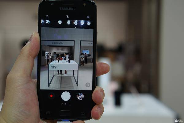 三星发布新手入门手机上 Galaxy J3 2017：除开外置柔光灯也有 NFC