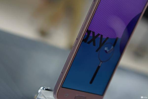 三星发布新手入门手机上 Galaxy J3 2017：除开外置柔光灯也有 NFC