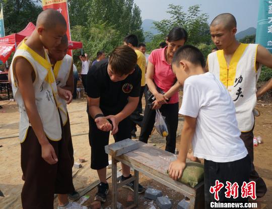 释永信观战少林七十二艺决赛 参赛者二指倒立