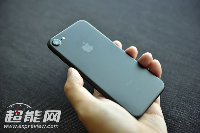 尽管iPhone 7s不那麼被喜欢，但它好像有夹层玻璃背部、无线快速充电技术
