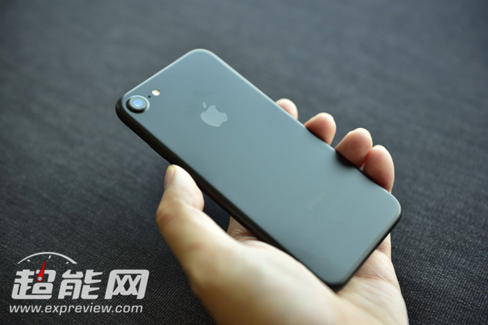 盡管iPhone 7s不那麼被喜歡，但它好像有夾層玻璃背部、無線快速充電技術(shù)