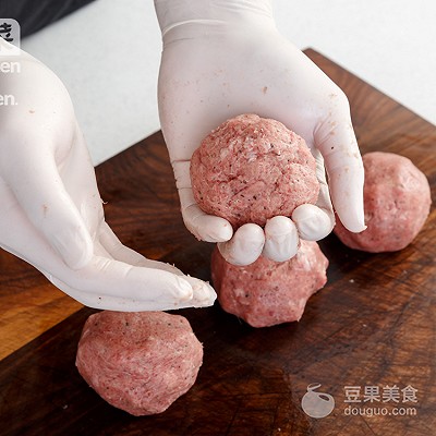 The pine shows the way of beef hamburger